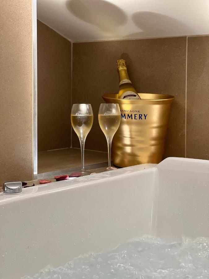 Cocon Blanc Calin Avec Jacuzzi Privatif - Loveroom Insolite Сент-Етьєн Екстер'єр фото