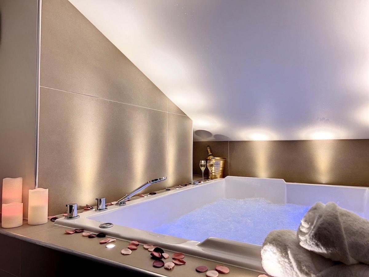 Cocon Blanc Calin Avec Jacuzzi Privatif - Loveroom Insolite Сент-Етьєн Екстер'єр фото