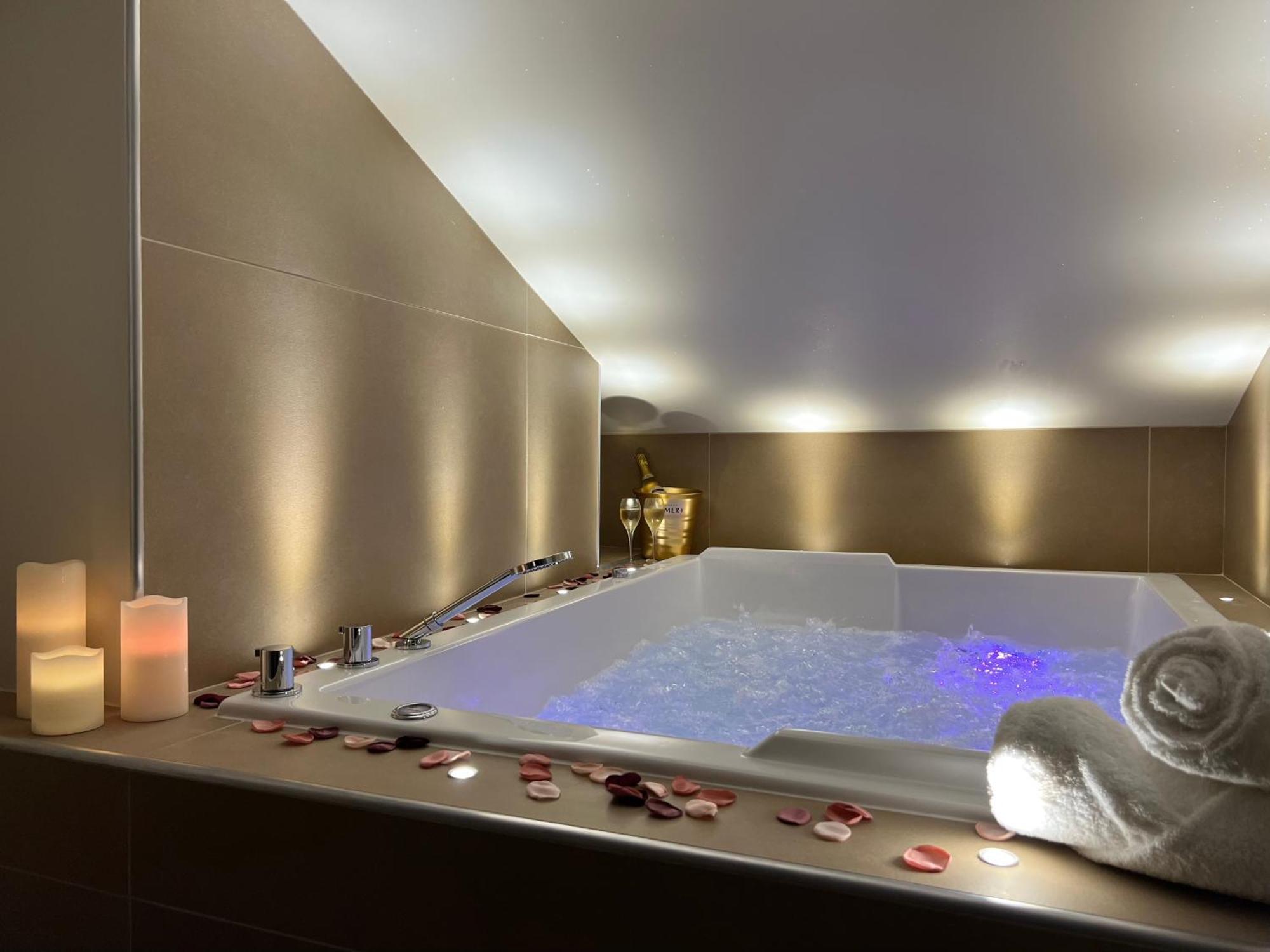 Cocon Blanc Calin Avec Jacuzzi Privatif - Loveroom Insolite Сент-Етьєн Екстер'єр фото